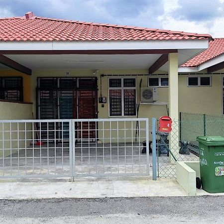 Neesa Homestay Bukit Gambang-Muslim Dış mekan fotoğraf