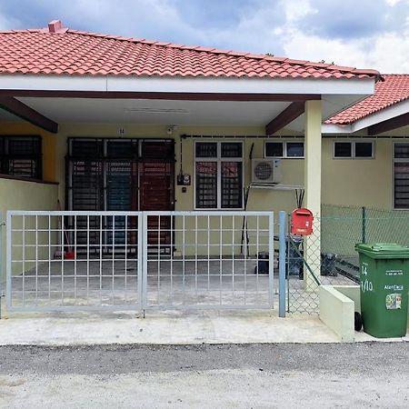 Neesa Homestay Bukit Gambang-Muslim Dış mekan fotoğraf